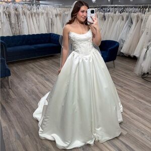 BRAND NEW Stella York Classic Satin Ballgown Wedding Dress SY8239